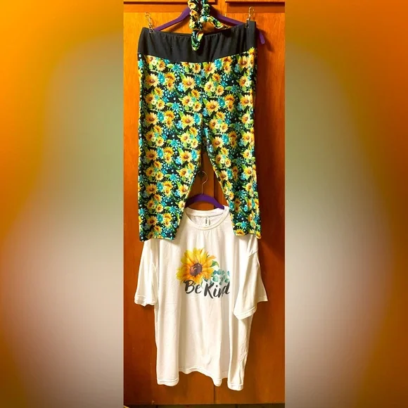 3-piece Set - Capri leggings, Graphic T-shirt, and matching hair scrunchie - Picture 9 of 13